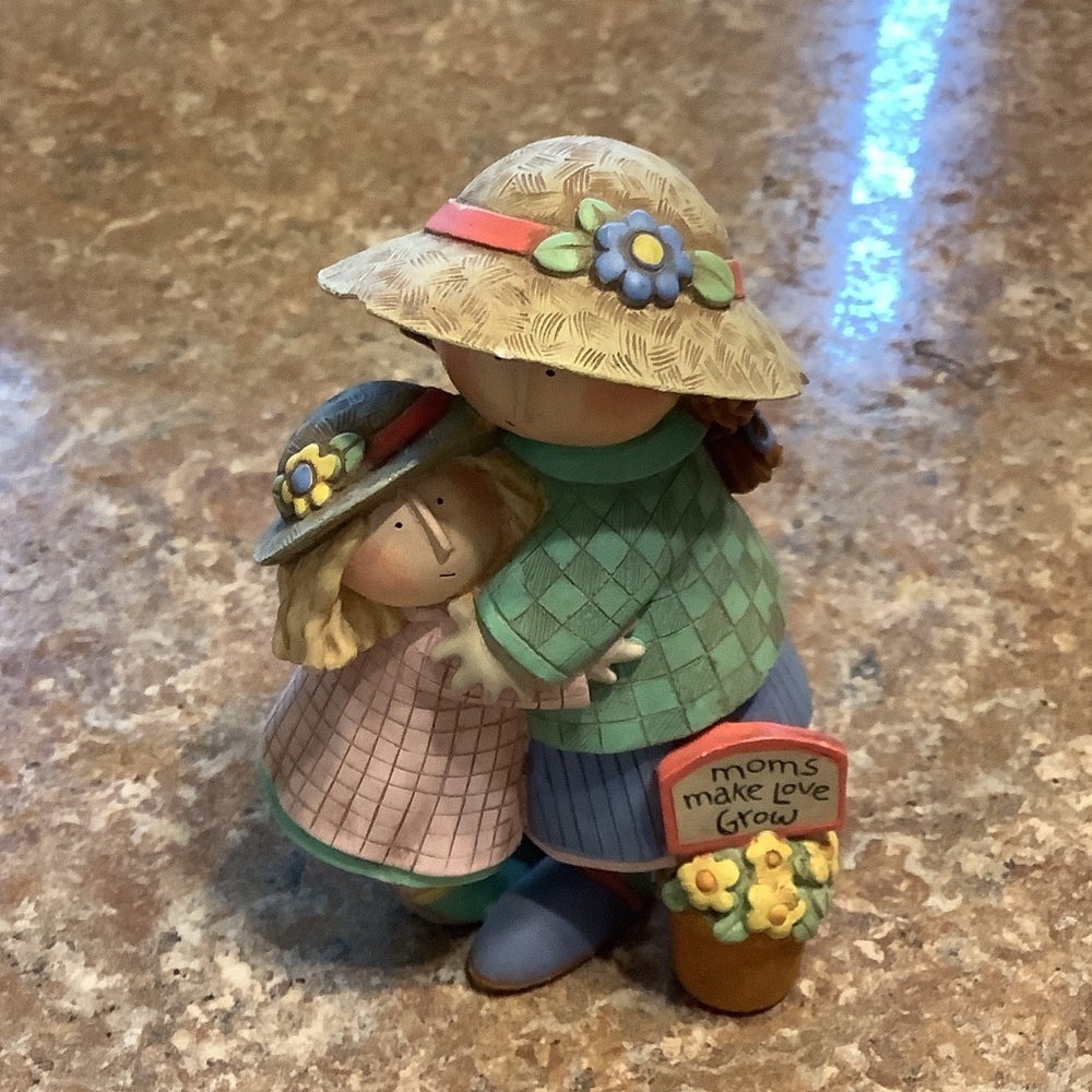 LITTLE CERAMIC MON AND DAUGHTER HUGGING EACH OTHER